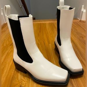 White boots size 7.5. Never worn.